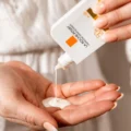فلوئید ضد آفتاب لاروش پوزای بی رنگ آنتلیوس SPF50 - Image 2